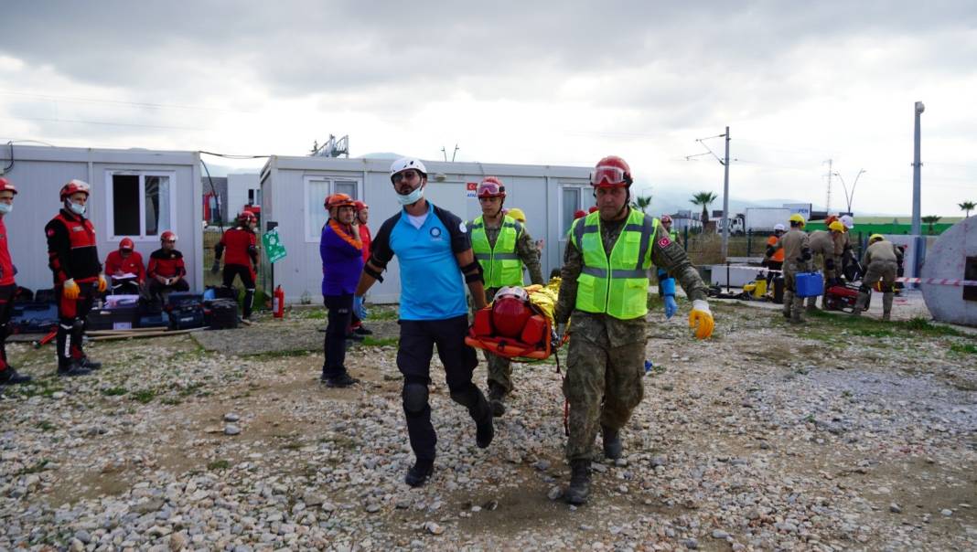 İzmir depreminin 6. yılında 3 ilde 6,7 şiddetinde deprem paniği 6